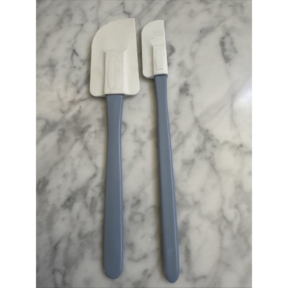Lot 2 Vintage Rubbermaid Spatulas 2724 & 2733 White Blue Plastic Handle 10" USA
